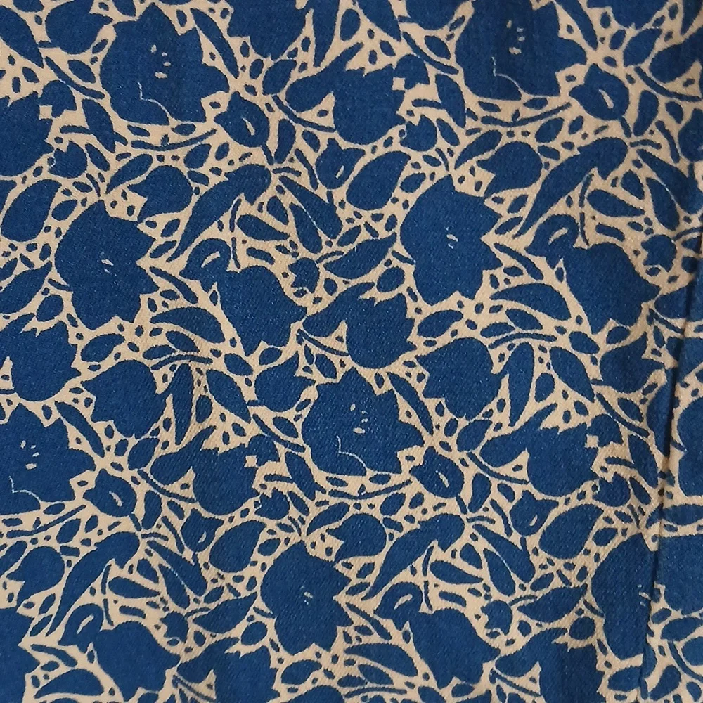 Old Navy Blue Floral Chino Bermuda Shorts - Women’s Size 2 Regular - Picture 4 of 12